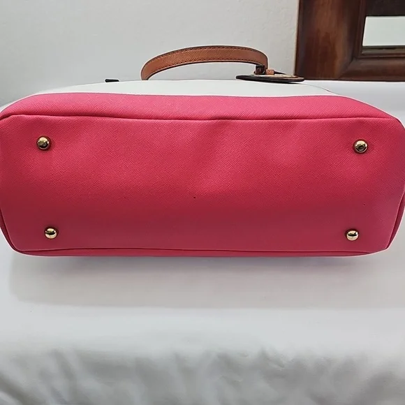 Michael Kork Tote W 17" / 11" H / 5.5" D. (Cannot Determine Its Autenticity.) - Picture 4 of 8